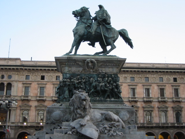 Statue in Piazza del Duomo