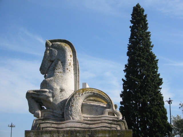 statue