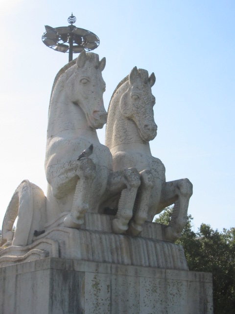 statue